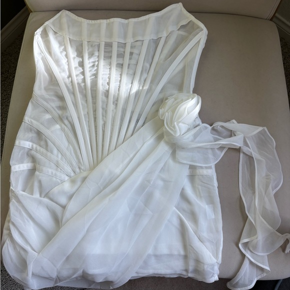 Elegant White Mini Dress - Picture 4 of 8